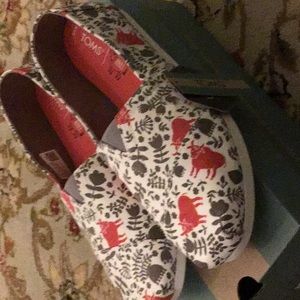 Toms ox red, grey and white design